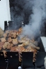 készül a többféle ízletes grillétel, csak egy a sok közül:csirke felsőcomb yoghurtban pácolva   