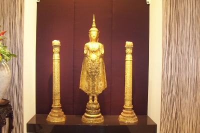 Aranyszobor gyertatartókkal