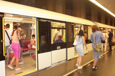 Egyhelyben állt a metró és várta a nézelődőket